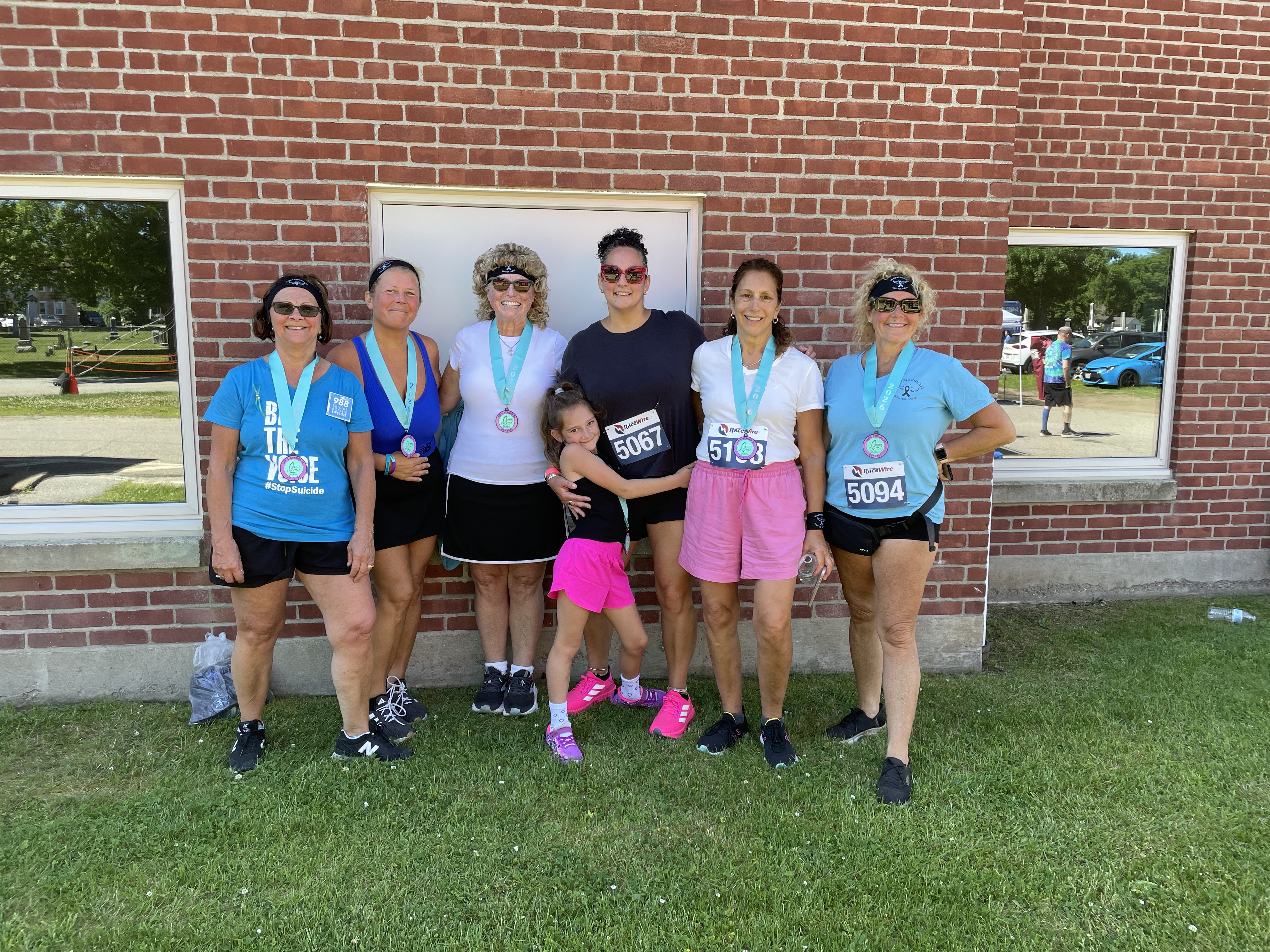 Group of runners with medals at the JAK-L 5K